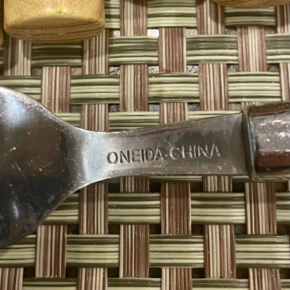 Oneida Lodge Pine Wood 21 Piece Chunky Handle Limited Edition Flatware Set - Picture 8 of 9